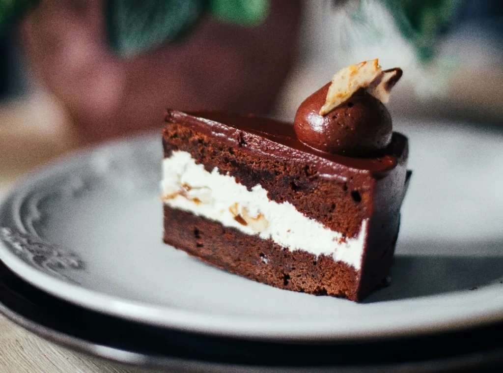 Bolo de Chocolate que já sai Recheado do Forno