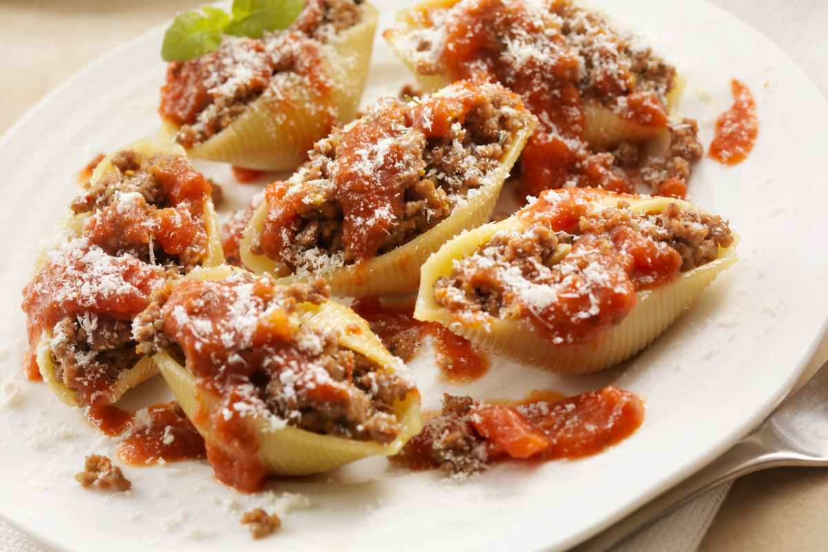 Conchiglione Recheado com Carne Moída