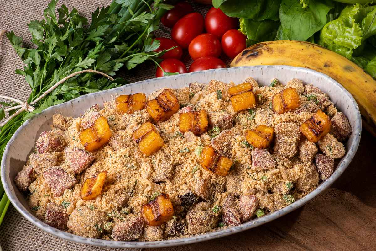 Farofa de Carne Seca e Banana da Terra