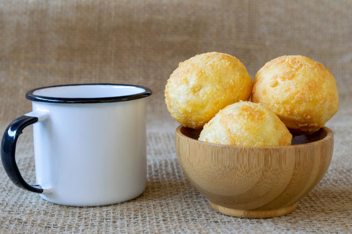 Pão de Queijo com Iogurte