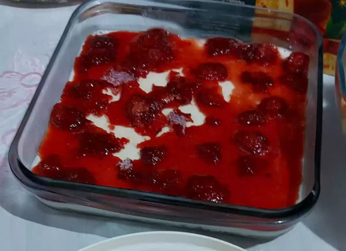 Sobremesa de Creme Gelado e Cobertura de Geleia de Morango