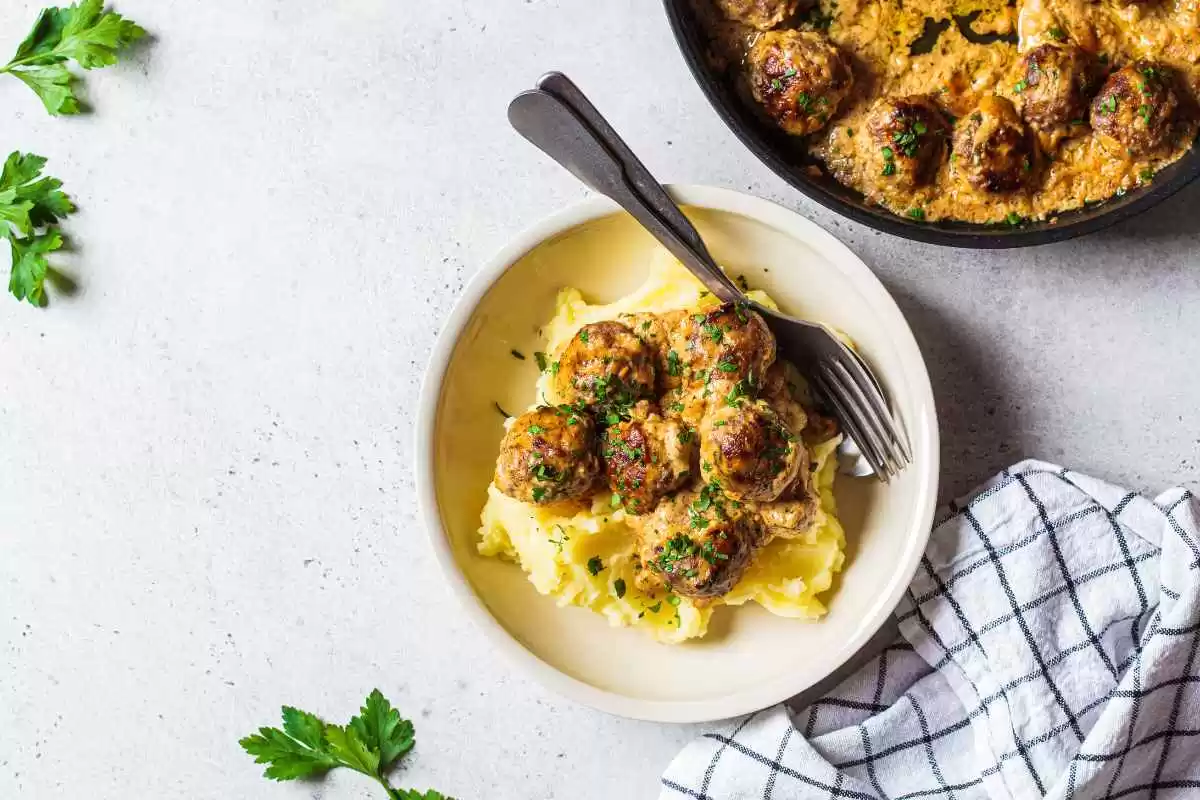 Almôndegas com Purê de Batatas