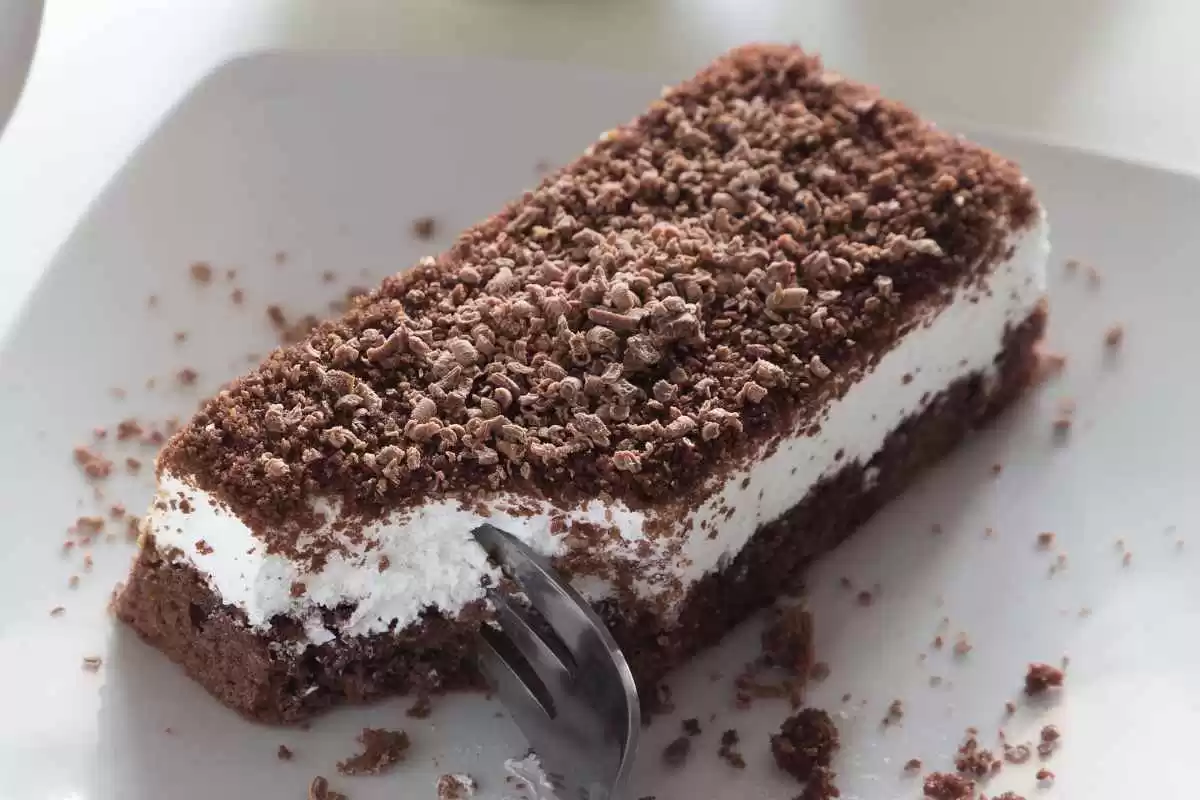 Bolo de Chocolate Recheado com Chocolate Branco