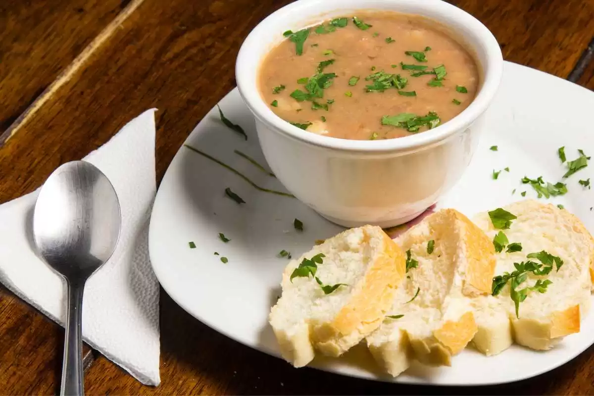 Caldo de Feijão com Bacon e Calabresa