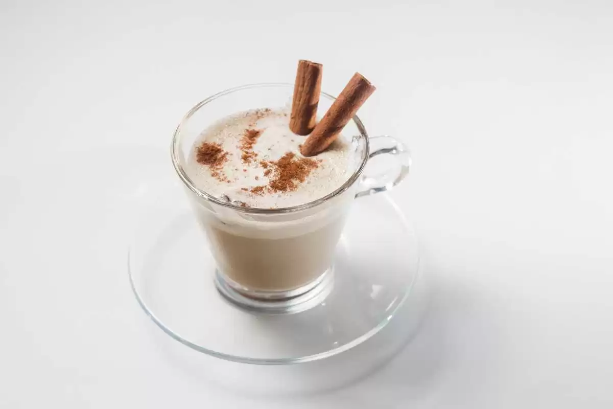 Chá de Camomila com Leite de Amêndoas e Canela