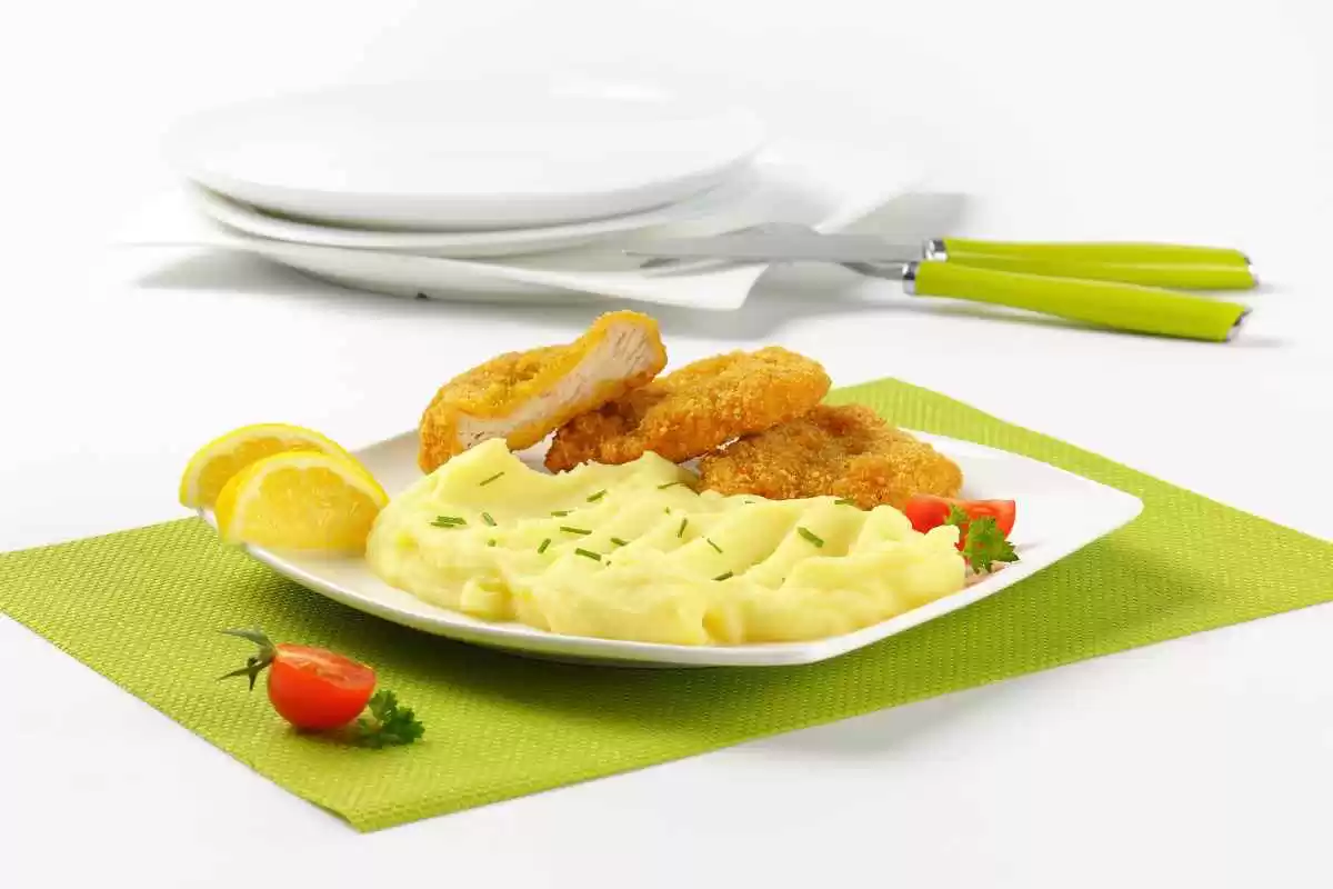 Frango Empanado com Purê de Batatas