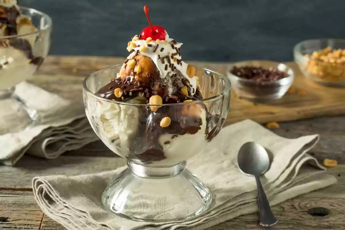 Sorvetão de Leite Condensado com Calda de Chocolate