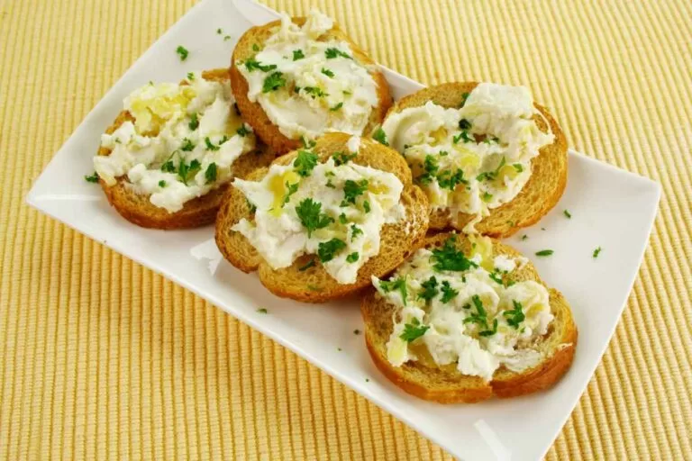 Torradinhas de Queijo e Maionese