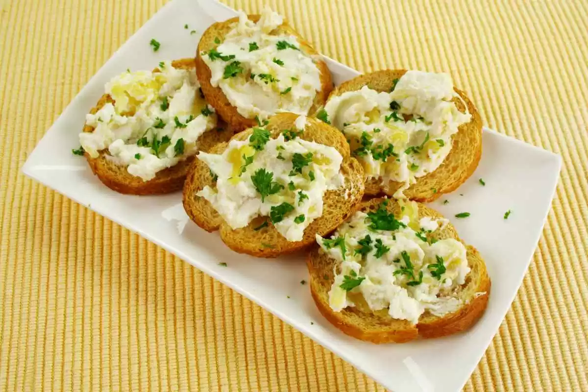 Torradinhas de Queijo e Maionese