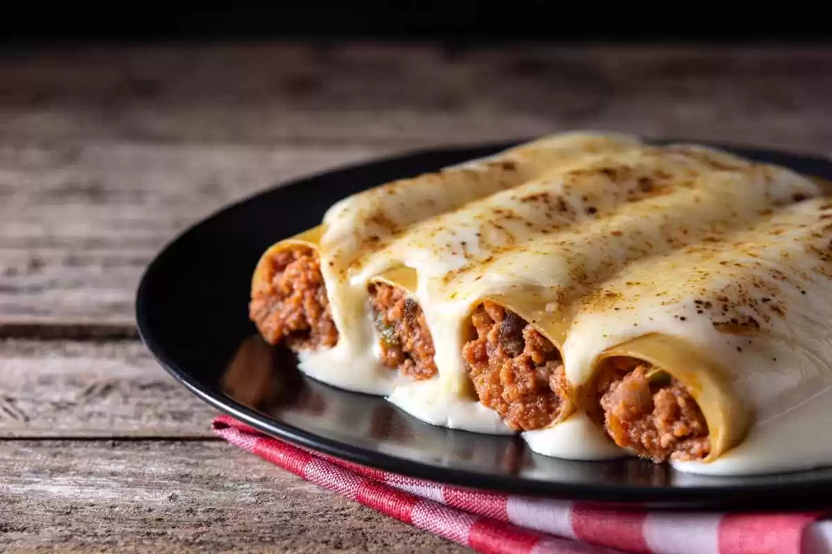 Canelone de Carne Moída com Massa de Pastel