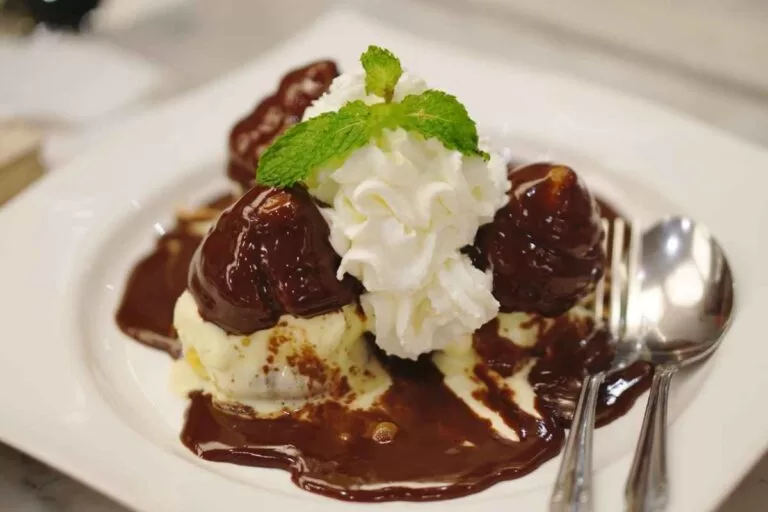 Pudim Sorvete com Calda de Chocolate
