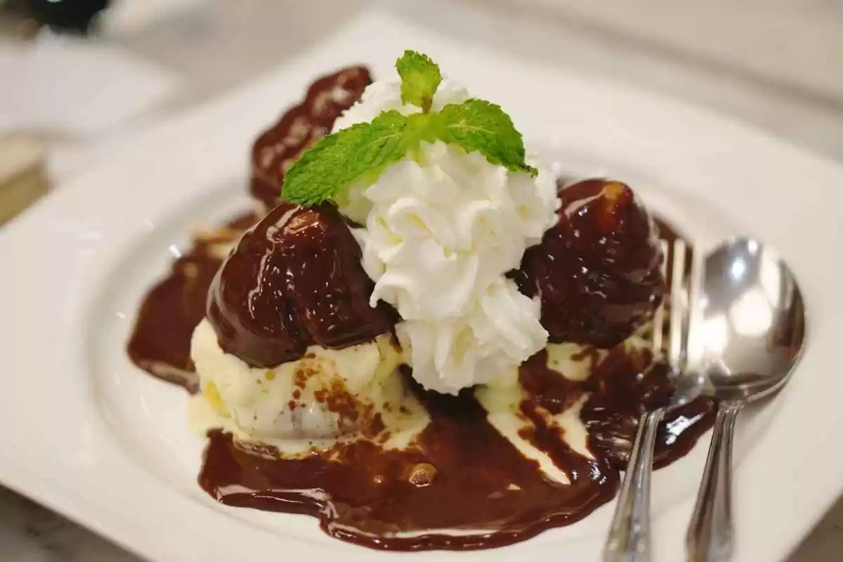 Pudim Sorvete com Calda de Chocolate